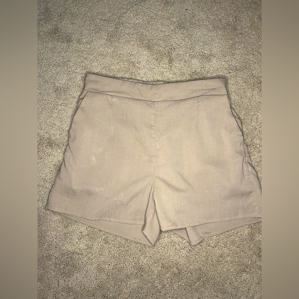 🌙 Cresent Beige Dress Shorts/Size Large NWOT